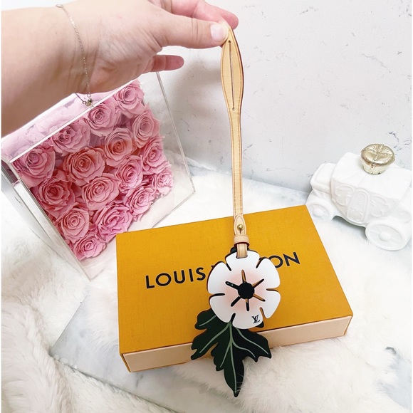 Authentic Louis Vuitton New SS21 By The Pool Leather Flower Bag Charm - Picture 12 of 13